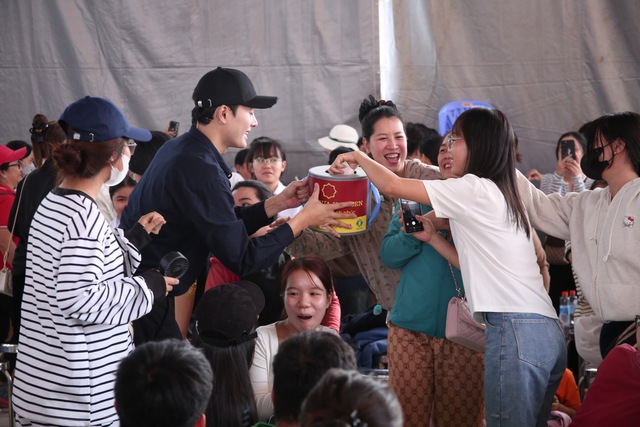 Mái ấm gia đình Việt: Gần 900 triệu đồng trao đi trong ngày đầu ghi hình tại Tây Ninh- Ảnh 8. Mái ấm gia đình Việt: Gần 900 triệu đồng trao đi trong ngày đầu ghi hình tại Tây Ninh- Ảnh 8.