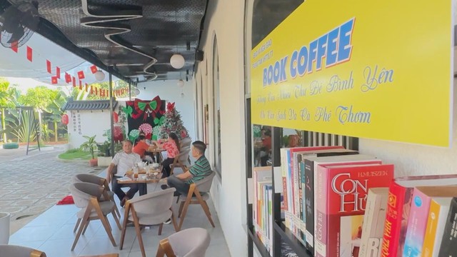 “Tủ sách cà phê”: Đưa sách đến gần hơn với đời sống người dân- Ảnh 1. “Tủ sách cà phê”: Đưa sách đến gần hơn với đời sống người dân- Ảnh 1.