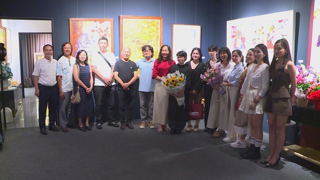 Hoa xuống phố: Khúc đồng điệu của ba tâm hồn nghệ sĩ- Ảnh 1. Hoa xuống phố: Khúc đồng điệu của ba tâm hồn nghệ sĩ- Ảnh 1.