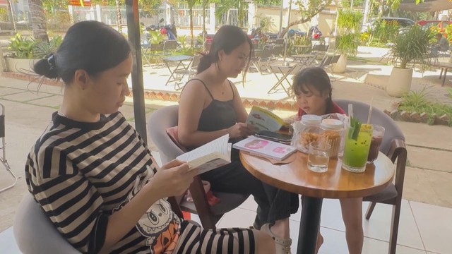 “Tủ sách cà phê”: Đưa sách đến gần hơn với đời sống người dân- Ảnh 2. “Tủ sách cà phê”: Đưa sách đến gần hơn với đời sống người dân- Ảnh 2.