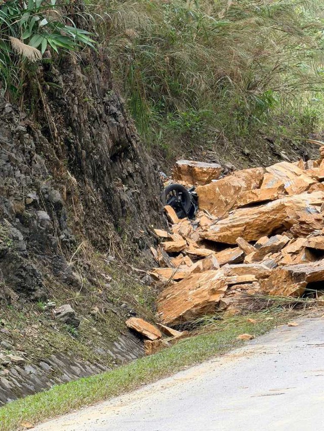 Sạt lở nghiêm trọng trên Quốc lộ 6, nghi đè trúng 2 xe máy- Ảnh 2. Sạt lở nghiêm trọng trên Quốc lộ 6, nghi đè trúng 2 xe máy- Ảnh 2.