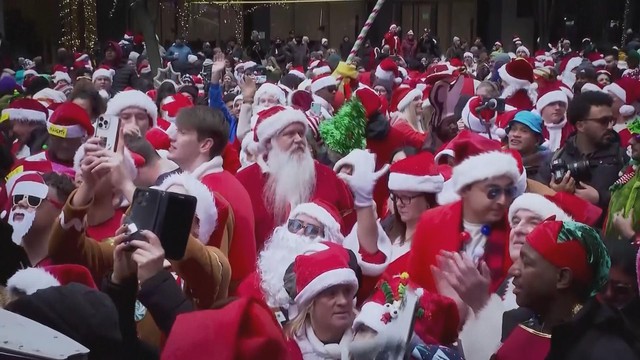 Hàng trăm "Ông già Noel" diễu hành gây quỹ - Ảnh 1.