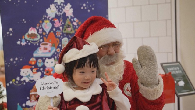 Hàng trăm "Ông già Noel" diễu hành gây quỹ - Ảnh 3.