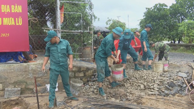 60 Giây ngày 16/12/2025 | Quảng Trị: Làm công trình khẩn cấp tại nơi sạt lở "xé toạc" nhà dân - Ảnh 2.