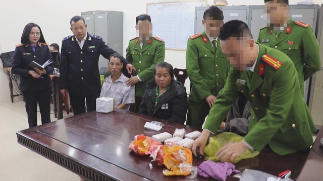60 Giây ngày 17/12/2025 | Nghệ An: Triệt phá đường dây ma túy, thu giữ 18.200 viên ma túy tổng hợp - Ảnh 2.