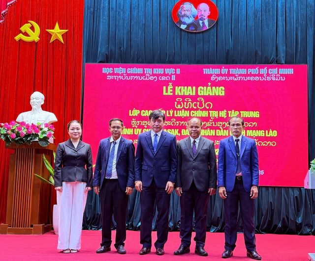 Khai giảng lớp cao cấp lý luận chính trị cho cán bộ Tỉnh ủy Champasak, Lào - Ảnh 1.