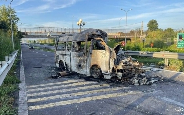 Cháy xe cứu thương trên cao tốc TP. Hồ Chí Minh - Long Thành - Dầu Giây: 3 người tử vong - Ảnh 3.