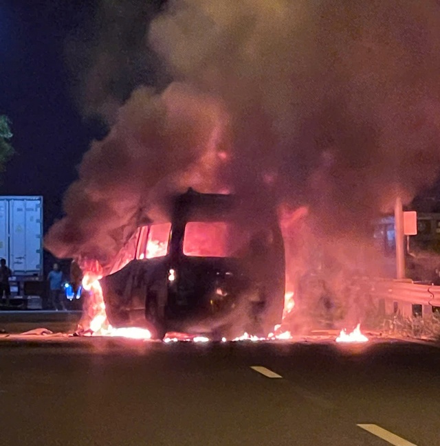 Cháy xe cứu thương trên cao tốc TP. Hồ Chí Minh - Long Thành - Dầu Giây: 3 người tử vong - Ảnh 1.