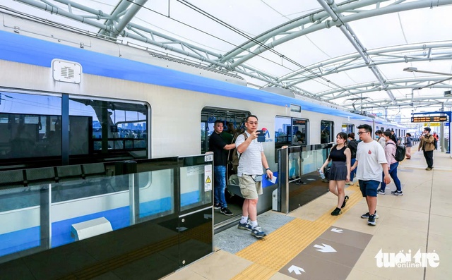 Tuyến metro số 1: Gần 19 triệu lượt hành khách sau một năm vận hành - Ảnh 1.