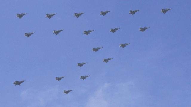 Thụy Điển: Biểu diễn máy bay chiến đấu đội hình cây thông Noel - Ảnh 1.