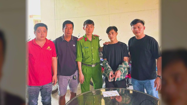 60 Giây ngày 18/12/2025 | Tây Ninh: Vây bắt kẻ cướp tiệm vàng - Ảnh 1.