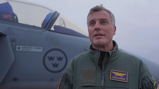 Thụy Điển: Biểu diễn máy bay chiến đấu đội hình cây thông Noel - Ảnh 2.