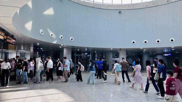 Tuyến metro số 1 (Bến Thành - Suối Tiên) vận chuyển gần 19 triệu lượt hành khách sử dụng sau 1 năm - Ảnh 2.