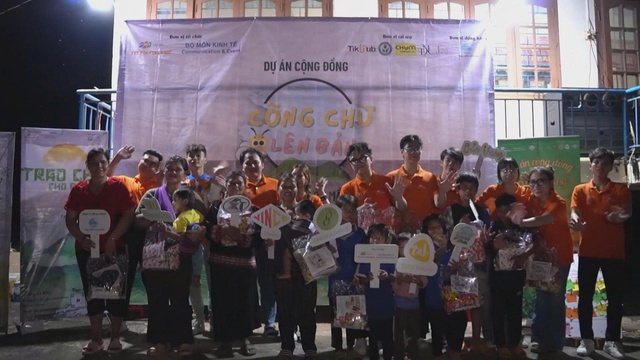 "Cõng chữ lên bản": Hành trình học cách sẻ chia của những người trẻ - Ảnh 1.