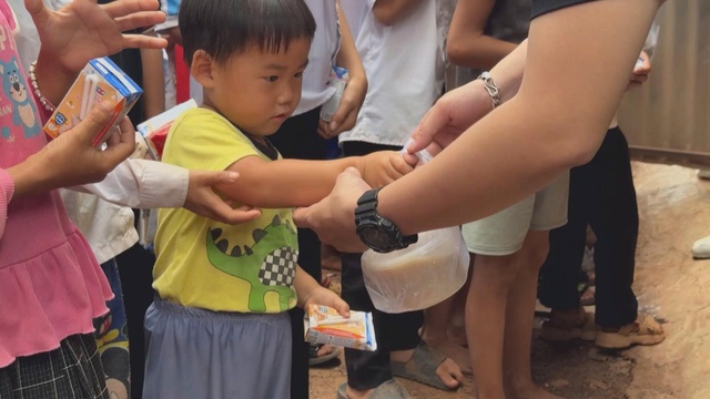 "Cõng chữ lên bản": Hành trình học cách sẻ chia của những người trẻ - Ảnh 2.