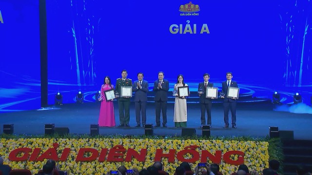 Trao Giải Báo chí Diên Hồng lần thứ Tư nhằm tôn vinh những tác phẩm viết về Quốc hội và Hội đồng Nhân dân - Ảnh 2.