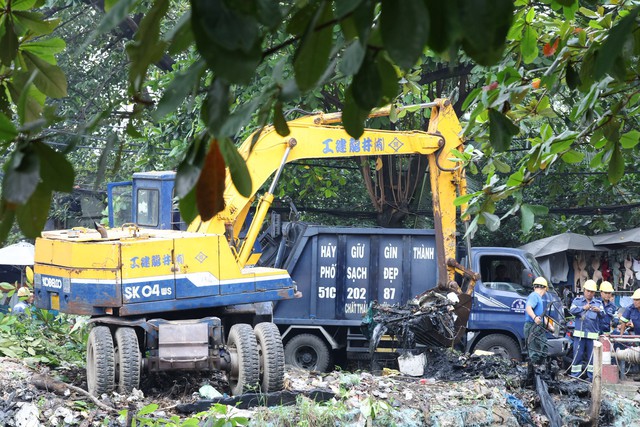 TP. Hồ chí Minh: Phường An Nhơn ra quân làm sạch rạch Chín Xiểng, phát động phong trào bảo vệ dòng kênh - Ảnh 4.