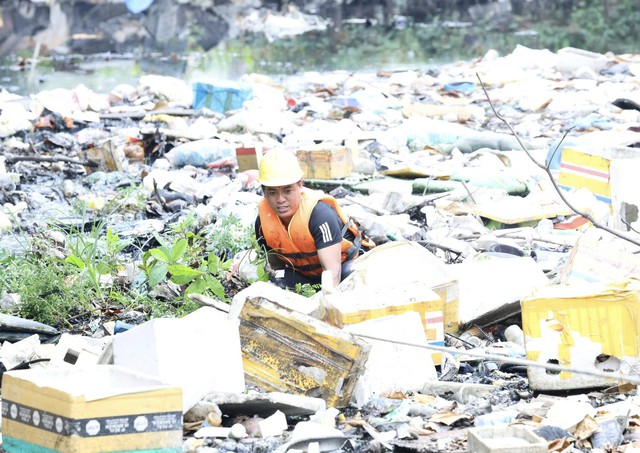 TP. Hồ chí Minh: Phường An Nhơn ra quân làm sạch rạch Chín Xiểng, phát động phong trào bảo vệ dòng kênh - Ảnh 8.