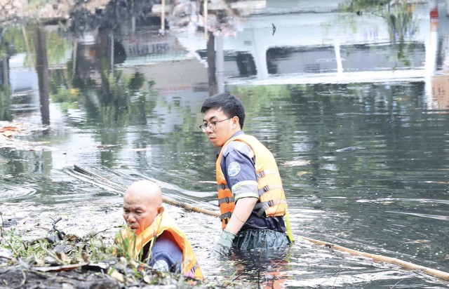 TP. Hồ chí Minh: Phường An Nhơn ra quân làm sạch rạch Chín Xiểng, phát động phong trào bảo vệ dòng kênh - Ảnh 7.