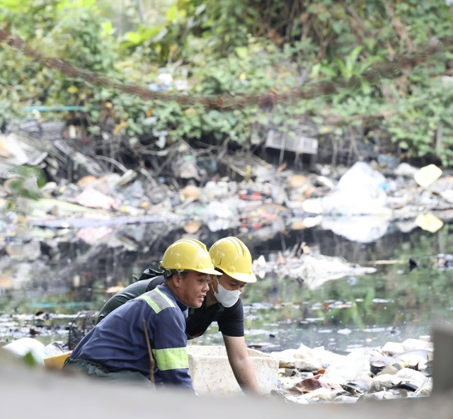 TP. Hồ chí Minh: Phường An Nhơn ra quân làm sạch rạch Chín Xiểng, phát động phong trào bảo vệ dòng kênh - Ảnh 5.