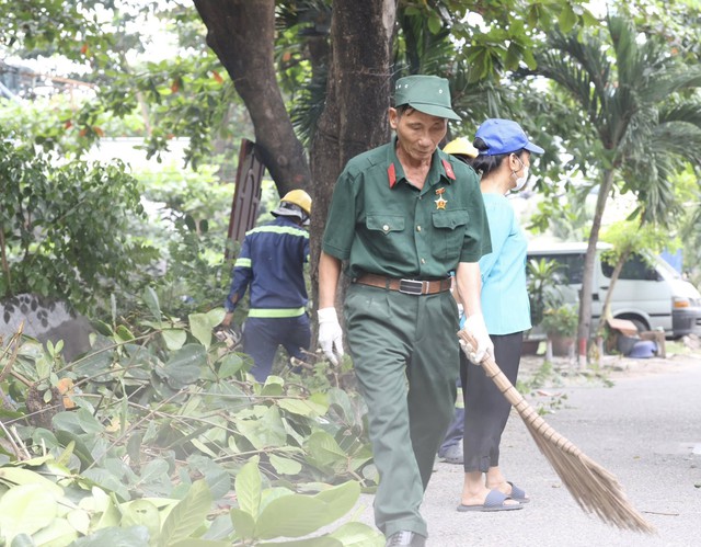 TP. Hồ chí Minh: Phường An Nhơn ra quân làm sạch rạch Chín Xiểng, phát động phong trào bảo vệ dòng kênh - Ảnh 3.