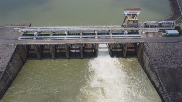 60 Giây ngày 02/12/2025 | Thủy điện lớn nhất miền Nam đóng đập xả tràn - Ảnh 1.