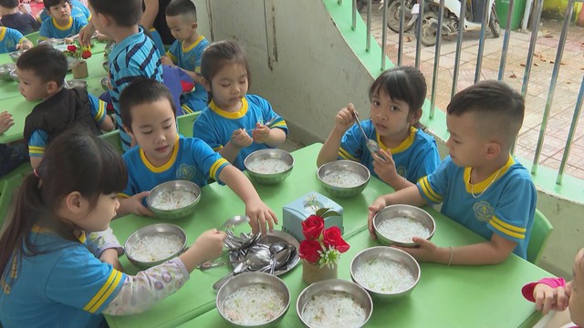 60 Giây ngày 02/12/2025 | Đảm bảo an toàn vệ sinh thực phẩm cho trẻ sau lũ lớn - Ảnh 2.