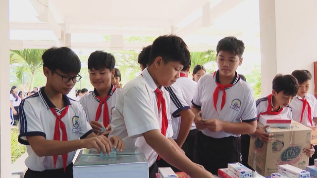 Học sinh TP. Hồ Chí Minh lan tỏa yêu thương, tiếp sức bạn miền Trung sau bão lũ - Ảnh 1.