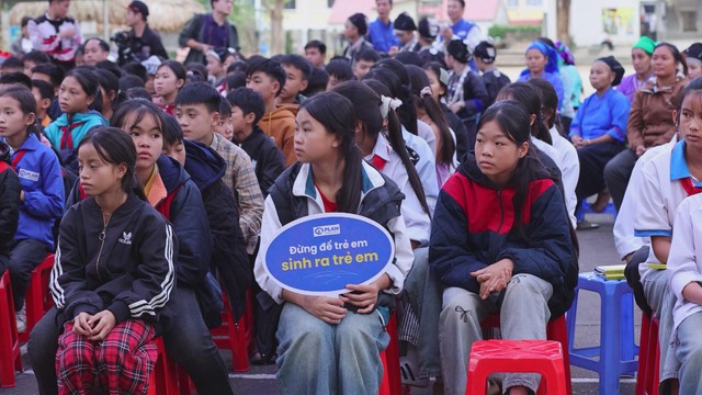 Khi những chiếc áo trải rộng con đường đến trường - Ảnh 3.