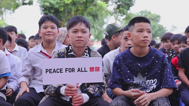 Khi những chiếc áo trải rộng con đường đến trường - Ảnh 1.