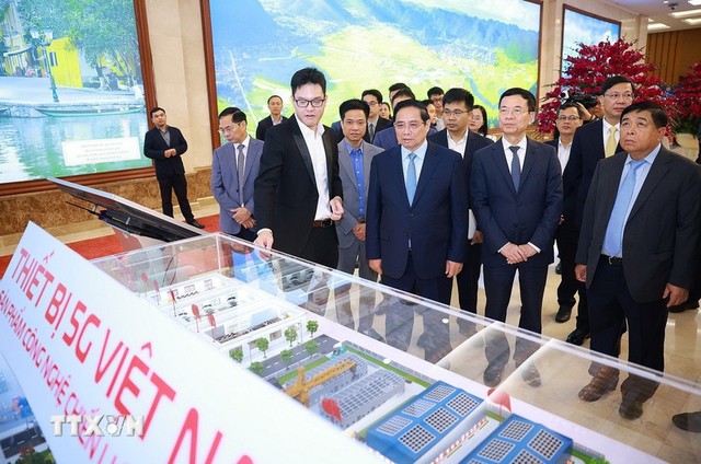 Thủ tướng: Kinh tế số là động lực, xã hội số là nền tảng, con người là trung tâm - Ảnh 1.