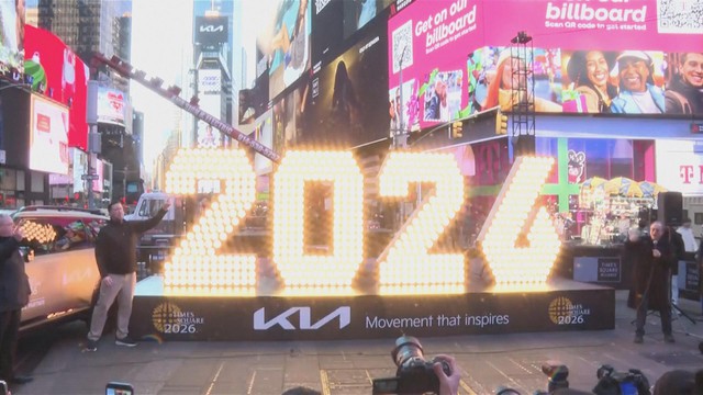 Quảng trường Times Square chuẩn bị lễ đón năm mới 2026 - Ảnh 2.