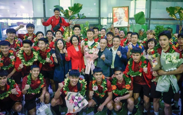 U22 Việt Nam trở về trong sự chào đón nồng nhiệt của người hâm mộ- Ảnh 1.