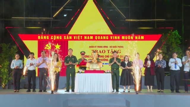 Trao tặng tượng chân dung Bác Hồ và biểu diễn nghệ thuật "Vì Nhân dân quên mình"- Ảnh 4.