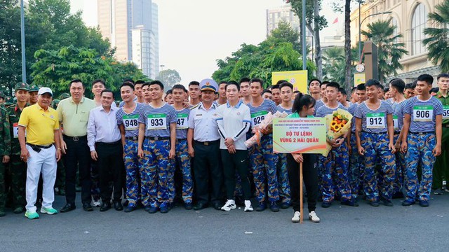 Giải việt dã Lực lượng vũ trang năm 2025: Rộn ràng bước chân chiến sĩ giữa lòng TP - Ảnh 1.