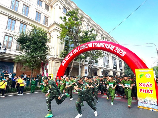 Giải việt dã Lực lượng vũ trang năm 2025: Rộn ràng bước chân chiến sĩ giữa lòng TP - Ảnh 2.