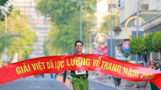 Giải việt dã Lực lượng vũ trang năm 2025: Rộn ràng bước chân chiến sĩ giữa lòng TP - Ảnh 3.
