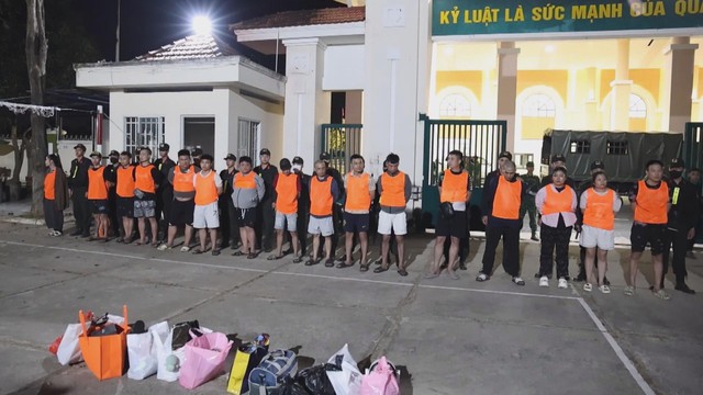 60 Giây ngày 21/12/2025 | Thảm kịch từ những mối tình ảo: 7.500 tỷ đồng bị chiếm đoạt qua mạng- Ảnh 1. 60 Giây ngày 21/12/2025 | Thảm kịch từ những mối tình ảo: 7.500 tỷ đồng bị chiếm đoạt qua mạng- Ảnh 1.