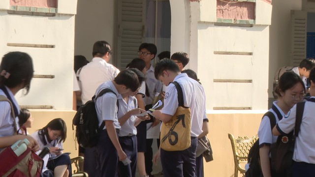 60 Giây ngày 21/12/2025 | Thảm kịch từ những mối tình ảo: 7.500 tỷ đồng bị chiếm đoạt qua mạng- Ảnh 4. 60 Giây ngày 21/12/2025 | Thảm kịch từ những mối tình ảo: 7.500 tỷ đồng bị chiếm đoạt qua mạng- Ảnh 4.