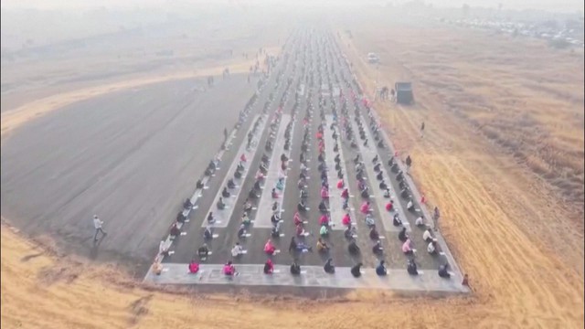 Ấn Độ: Hàng người người ngồi làm bài thi tuyển trên đường băng- Ảnh 1.