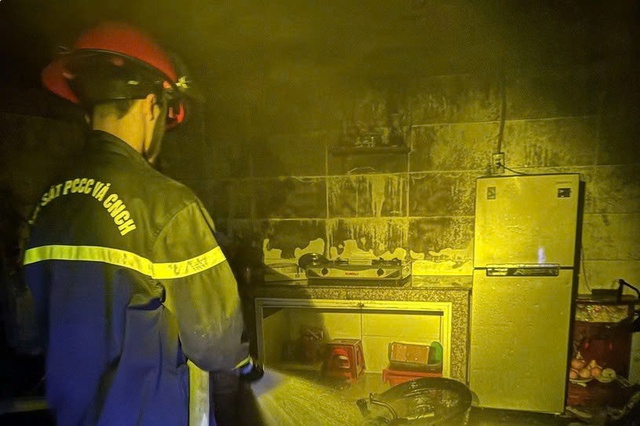 Lâm Đồng: Giải cứu 4 người mắc kẹt trong đám cháy lúc rạng sáng- Ảnh 1.