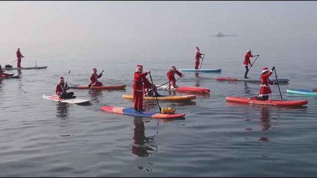 Ông già Noel chèo thuyền SUP gây quỹ ở Hy Lạp - Ảnh 1.