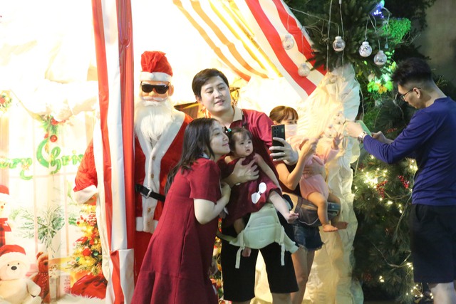 Không gian Giáng sinh đa sắc màu giữa lòng thành phố - Ảnh 1.