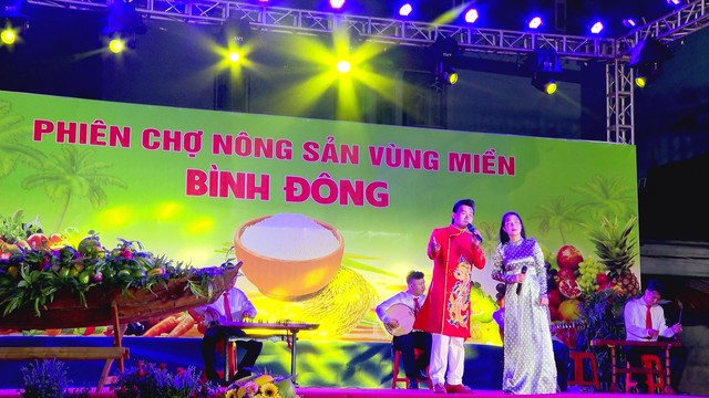 Thưởng thức nông sản, lắng nghe tài tử: Phiên chợ Bình Đông 2025 đậm đà bản sắc - Ảnh 1.