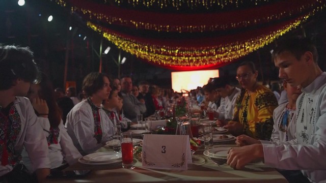 Bữa tiệc Giáng sinh cho trẻ em cơ nhỡ do xung đột ở Ucraina  - Ảnh 1.