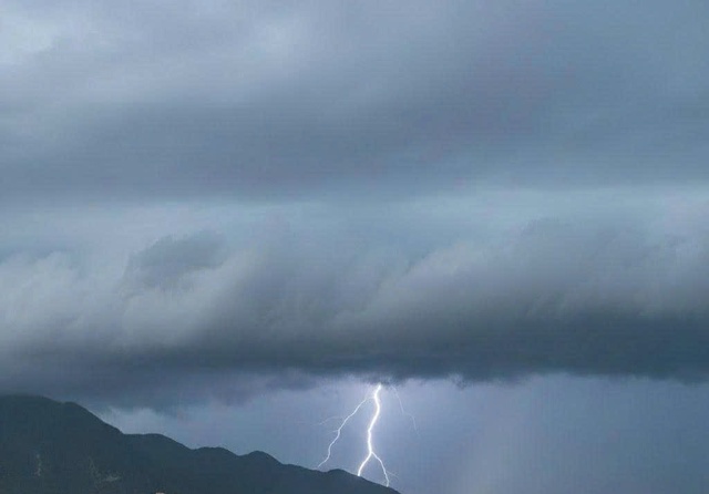 Cảnh báo mưa lớn, dông lốc từ Quảng Trị đến Nam Bộ- Ảnh 1. Cảnh báo mưa lớn, dông lốc từ Quảng Trị đến Nam Bộ- Ảnh 1.