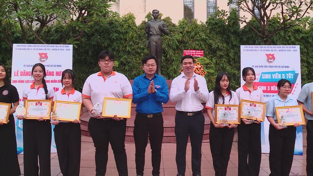 TP. Hồ Chí Minh tuyên dương "Sinh viên 5 tốt" và "Học sinh 3 rèn luyện" năm 2025 - Ảnh 3.