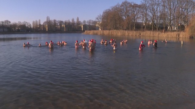 Bơi trong cái lạnh dưới 0 độ C trong ngày Giáng sinh - Ảnh 2.
