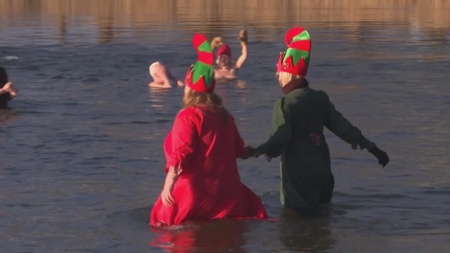 Bơi trong cái lạnh dưới 0 độ C trong ngày Giáng sinh - Ảnh 1.