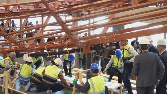 Phục chế tàu cổ ngay tại đại sảnh Bảo tàng Ai Cập GEM - Ảnh 1.